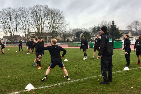 Prise de balle acrobatique pour Stuart Olding, sous les yeux de son compatriote et manager Jeremy Davidson.