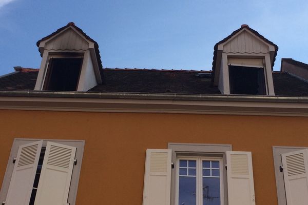 L'appartement situé au dernier étage d'une maison, au 7 rue de Saint-Dié à Schiltigheim, s'est entièrement embrasé.