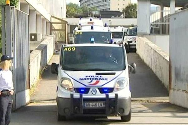 Les premiers suspects interpellés sont en route pour le palais de justice de Grenoble- Le 05/10/2012