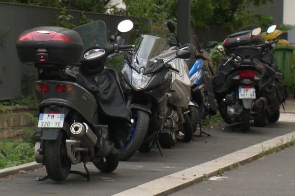 Ces scooters sont tous garés dans une résidence sans pour autant appartenir aux habitans du HLM