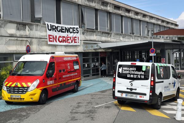 Après la démission en rafale de 17 des 24 médecins titulaires du service, la totalité des 15 internes se sont mis en arrêt maladie pour épuisement professionnel.