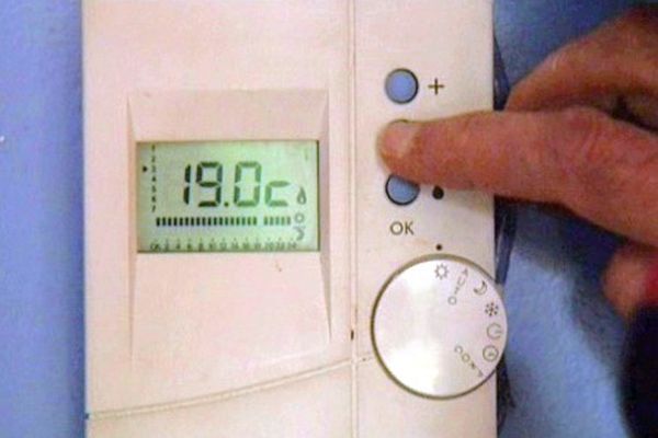 Un thermostat ambiance permet à la chaudière de ne pas s'enclencher pour rien lorsque la température désirée est atteinte