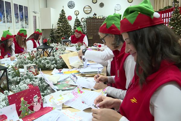 Dans une ambiance de fête, le secrétariat du Père Noël de Libourne a ouvert ce 20 novembre.