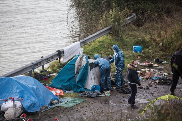 Un jeune Sud-Soudanais âgé de 22 ans, selon l’association Utopia 56 à Grande-Synthe (Nord), est mort noyé dans un canal alors qu’il s’y rendait “pour faire sa toilette”