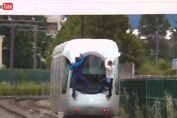 La pratique du "Tram surfing", qui consiste à s'accrocher aux flans ou à l'arrière d'un tramway, a été constatée dans plusieurs agglomérations de France, comme ici à Lyon, ces dernières années. Elle est évidemment totalement interdite et expose à des risques extrêmes. 