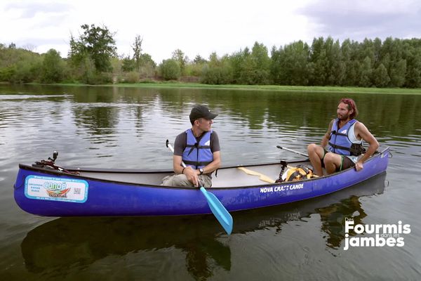 Cyril Hue et David Van Cronenburg en balade en canoë-kayak sur la Loire.