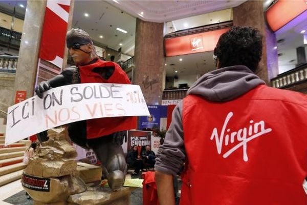 Virgin Megastore de Paris-Champs Elysées où les salariés occupaient le magasin, le 17 juin 2013