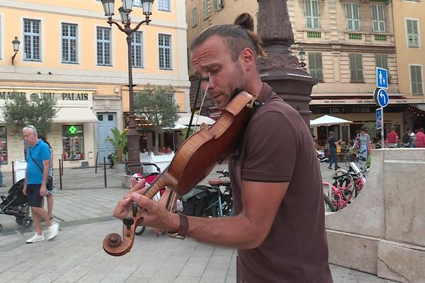 Un violoniste place du palais de justice à Nice en juin 2023.