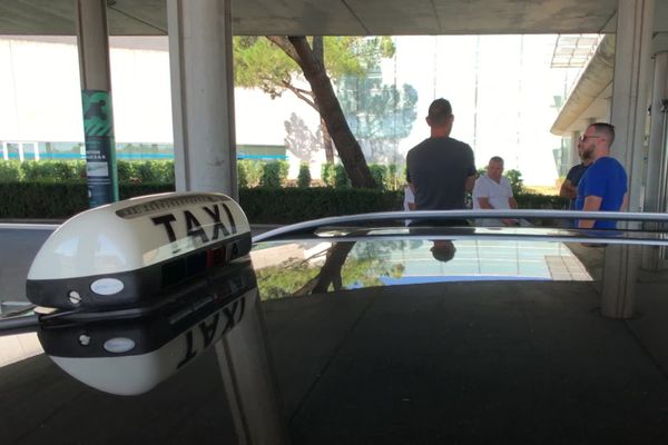 "A l'aéroport on attend trois, quatre heures pour faire une course" témoigne l'un des 35 chauffeurs de taxi affiliés à l'aéroport de Bordeaux-Mérignac