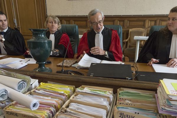 Comme on pouvait s’y attendre, les avocats de Cécile Bourgeon, la mère de Fiona, ont formulé, lundi 5 février, une demande de renvoi du procès en appel de leur cliente, devant la cour d'assises de Haute-Loire. 