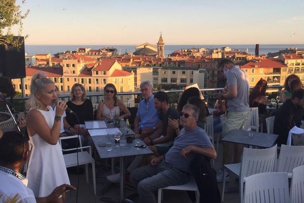 Linh, ex-candidate de The Voice, se produisait sur la terrasse d'un grand hôtel à Nice