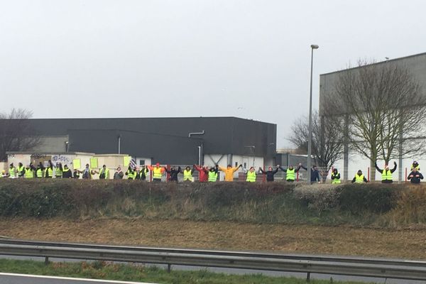 Des Gilets jaunes avaient formé une chaîne humaine, sur le côté de la RN 12