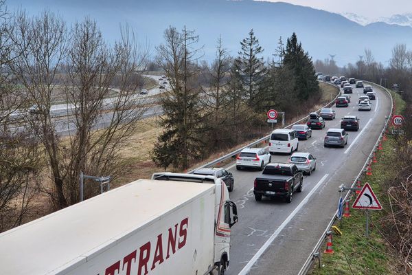 Le trafic est chargé le 8 février 2025 sur l'autoroute A43 après le péage de Chignin (Savoie), sur la portion menant aux stations de la Maurienne et de la Tarentaise.