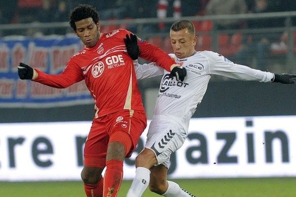 Gil (à gauche), sous le maillot valenciennois, contre Reims en décembre dernier. 