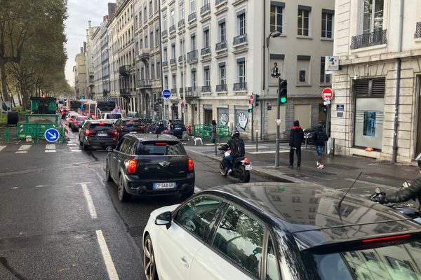 Le quai Jean Moulin à Lyon est utilisé comme voie de contournement à la suite de la fermeture du quai de la pêcherie et les automibilisent s'y retrouvent, bloqués dans des bouchons interminables.