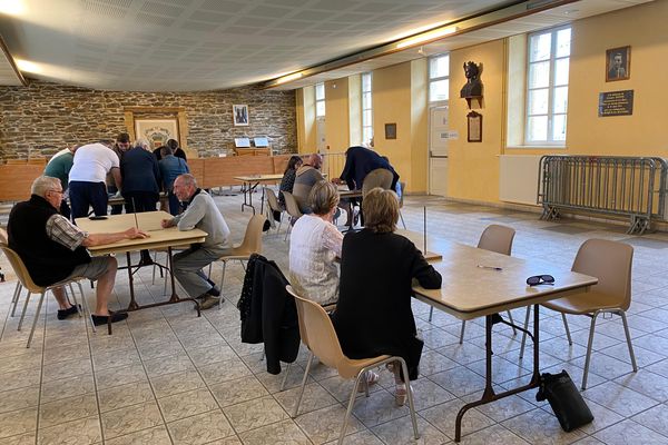 On compte les bulletins au bureau de vote de Revin (Ardennes)