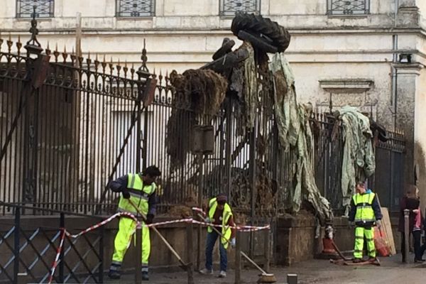 Les agriculteurs des Deux-Sèvres ont déversé du lisier et des déchets agricoles sur les grilles de la préfecture des Deux-Sèvres à Niort.