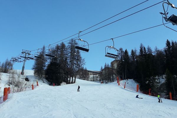 La fillette est restée suspendue sous ce télésiège à La Plagne