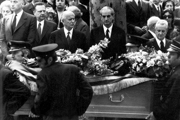 Gaston Defferre maire de Marseille et Alain Peyrefitte ministre des Affaires culturelles aux obsèques de Marcel Pagnol à Paris le 22 avril 1974.