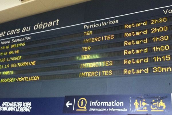 2 heures de retard annoncées en gare de Vierzon le 29 mai au soir en raison de départ de feux près des voies. 