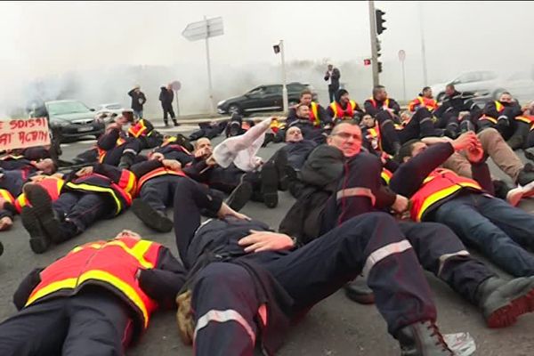 A Evry, les sapeurs-pompiers ont manifesté pour dénoncer la dégradation de leurs conditions de travail, le 15 novembre 2018.