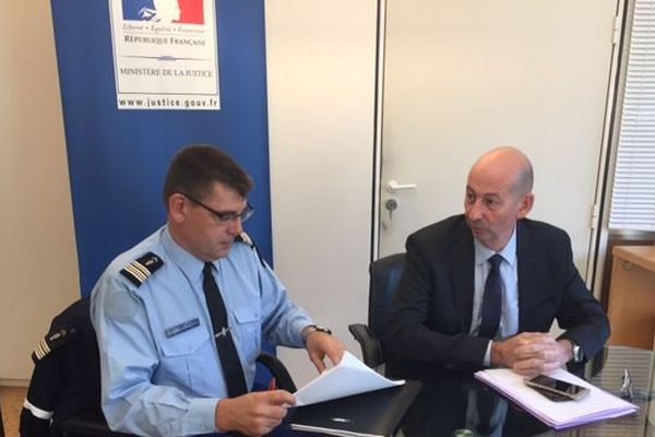 Le procureur de la République Christophe Barret et le gendarme Jean Michel Bigot ce matin lors de la conférence de presse au Palais de justice