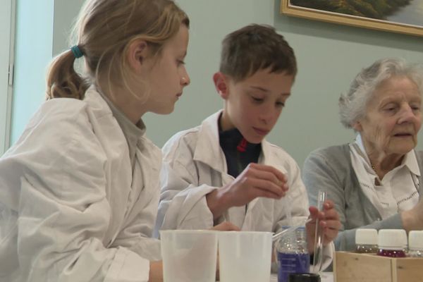 Les résidents de l'espace Saint-Julien à Laval participent à un atelier de chimie avec les enfants de l'accueil périscolaire