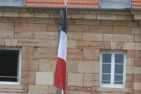 A la caserne du 511ème régiment du train d'Auxonne, le drapeau était en berne dès mardi 12 avril, en fin d'après-midi