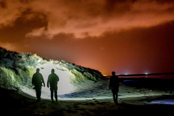 Des gendarmes photographiés au cours d'une opération à Oye-Plage.