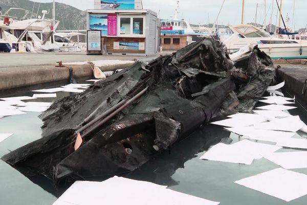 L'un des trois bateaux brûlés mercredi soir dans le port de Saint-Florent.