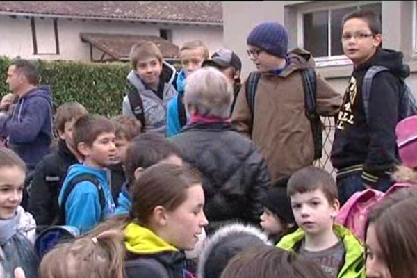 L'école de Foissiat dans l'Ain bloquée par des parents d'élèves mécontents du non-remplacement d'un enseignant de grande section.