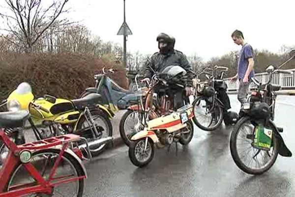 Même la pluie ne fait pas reculer les motards de la "Transhumance des vélomoteurs".