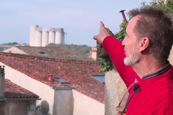 Philippe Hafner indique l'usine qui est à quelques centaines de mètres de chez lui.