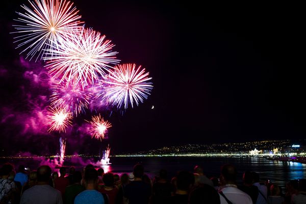 Le feu d'artifice était tiré dans la baie des anges, face au Quai des Etats-Unis