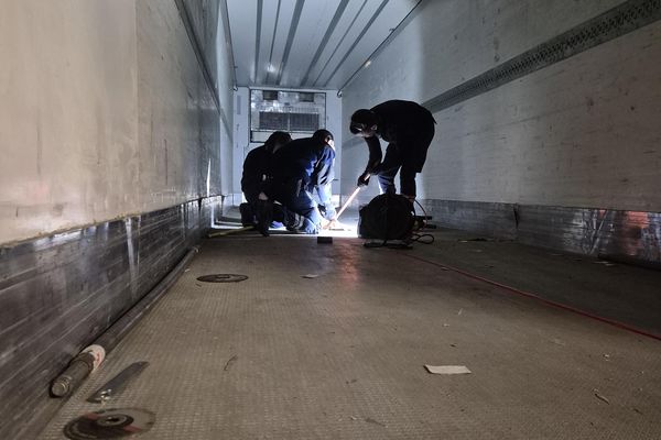 Les douaniers de Nancy à la recherche de la cache dans la remorque du camion contrôlé sur l'aire d'Entrange (Moselle) sur l'A31, mardi 29 octobre 2024.