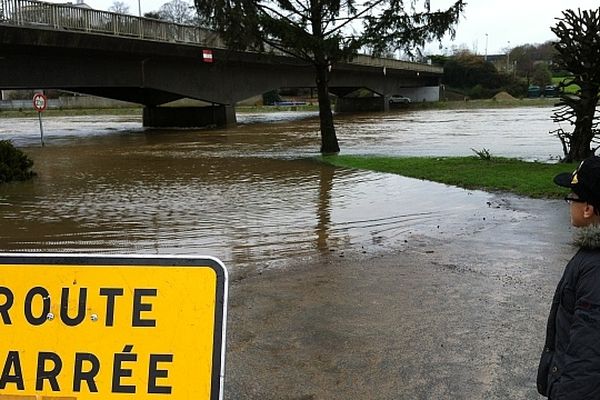 L'eau déborde de la Mayenne et les jardins familiaux sont inondés