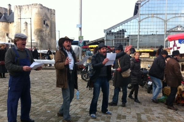 Les crieurs ce samedi sur la place du Marché de Niort 