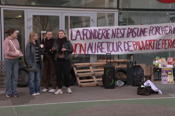 Des étudiants bloquent l'entrée de l'université de Mulhouse (Haut-Rhin) depuis ce matin, 6 heures.