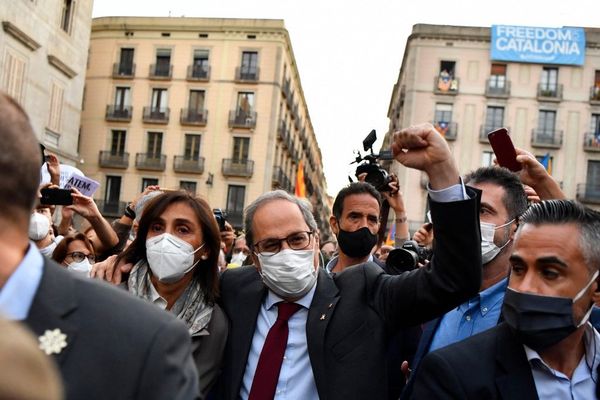 Après l'annonce de sa destitution, des manifestations ont eu lieu en Catalogne pour soutenir le président déchu Quim Torra.  