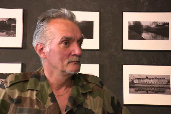 Philippe Delagrange devant son exposition à la Maison de l'Image et de la Photographie