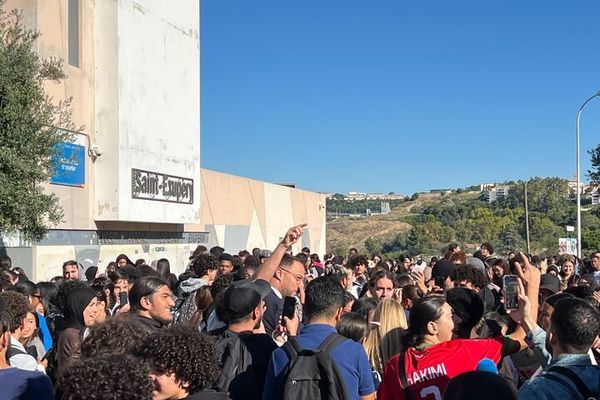 Le lycée nord vient d'être évacué après avoir été confiné plusieurs heures suite à l'intrusion d'un homme qui a proféré des menaces de mort.