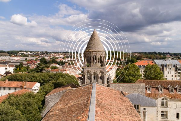 Tous les samedis, le clocher de l'Abbaye aux Dames offre un concert au voisinage.