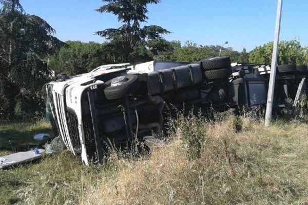 Le camion s'est couché sur le bas-côté