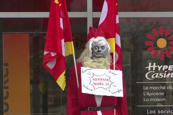 Manifestation du syndicat CGT devant les hypermarchés Casino de St-Yrieix-la-Perche et Malemort en Haute-Vienne