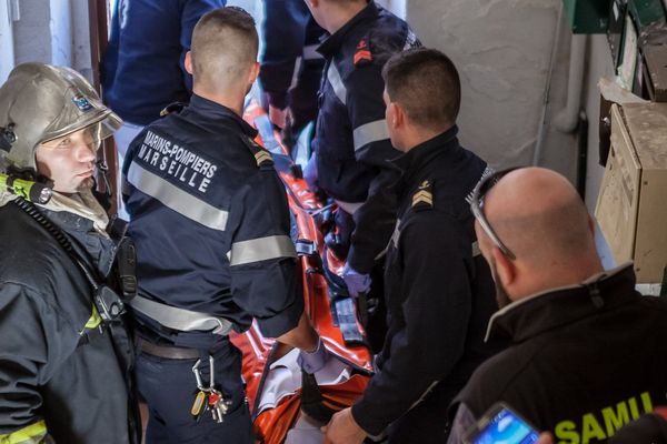 La femme de 58 ans a été évacuée par les marins pompiers après avoir reçu six mètres carrés de gravas sur le corps.