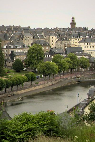 La 6ᵉ circonscription du Calvados englobe le Bocage virois et sa capitale, la sous-préfecture Vire Normandie. Elle comprend aussi une partie de la Suisse normande et la ville de Condé sur Noireau.