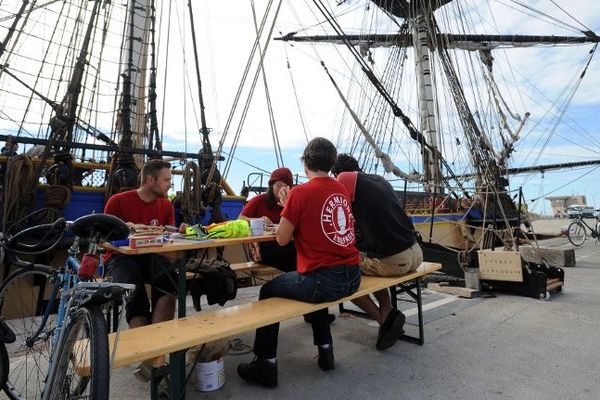 L'équipage de l'Hermione prend son mal en patience, à défaut de pouvoir naviguer.