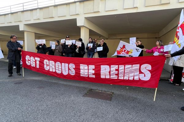 Une cinquantaine de manifestants devant le siège du CROUS de Reims Champagne-Ardenne. Ils protestent contre leurs conditions et la surcharge de travail et le manque d’effectifs dans les restaurants universitaires.