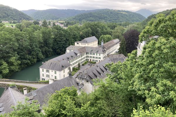 L'établissement Notre Dame de Bétharram, à Lestelle-Bétharram (64), depuis le calvaire.