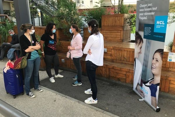 12 soignants volontaires des HCL sont partis de Lyon pour aller suppléer leurs collègues en Martinique durant 15 jours.